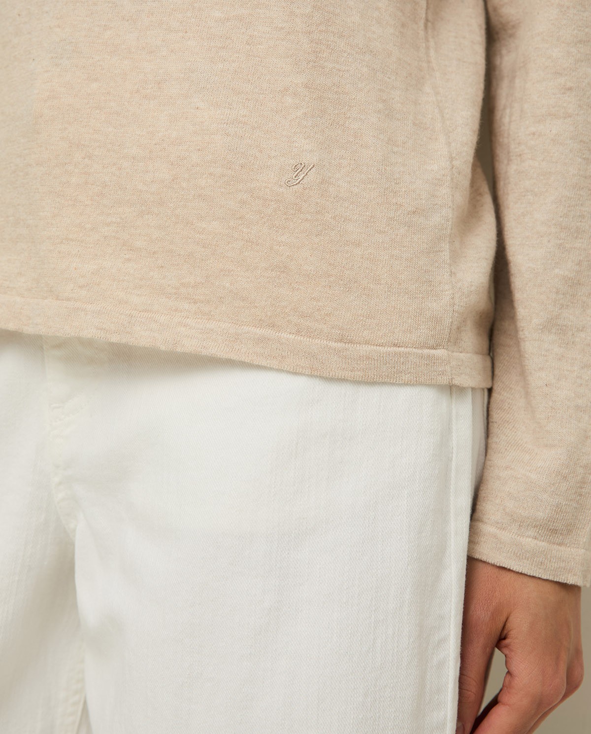 Jersey punto fino cuello redondo en color beige, vista frontal con detalle del tejido 3