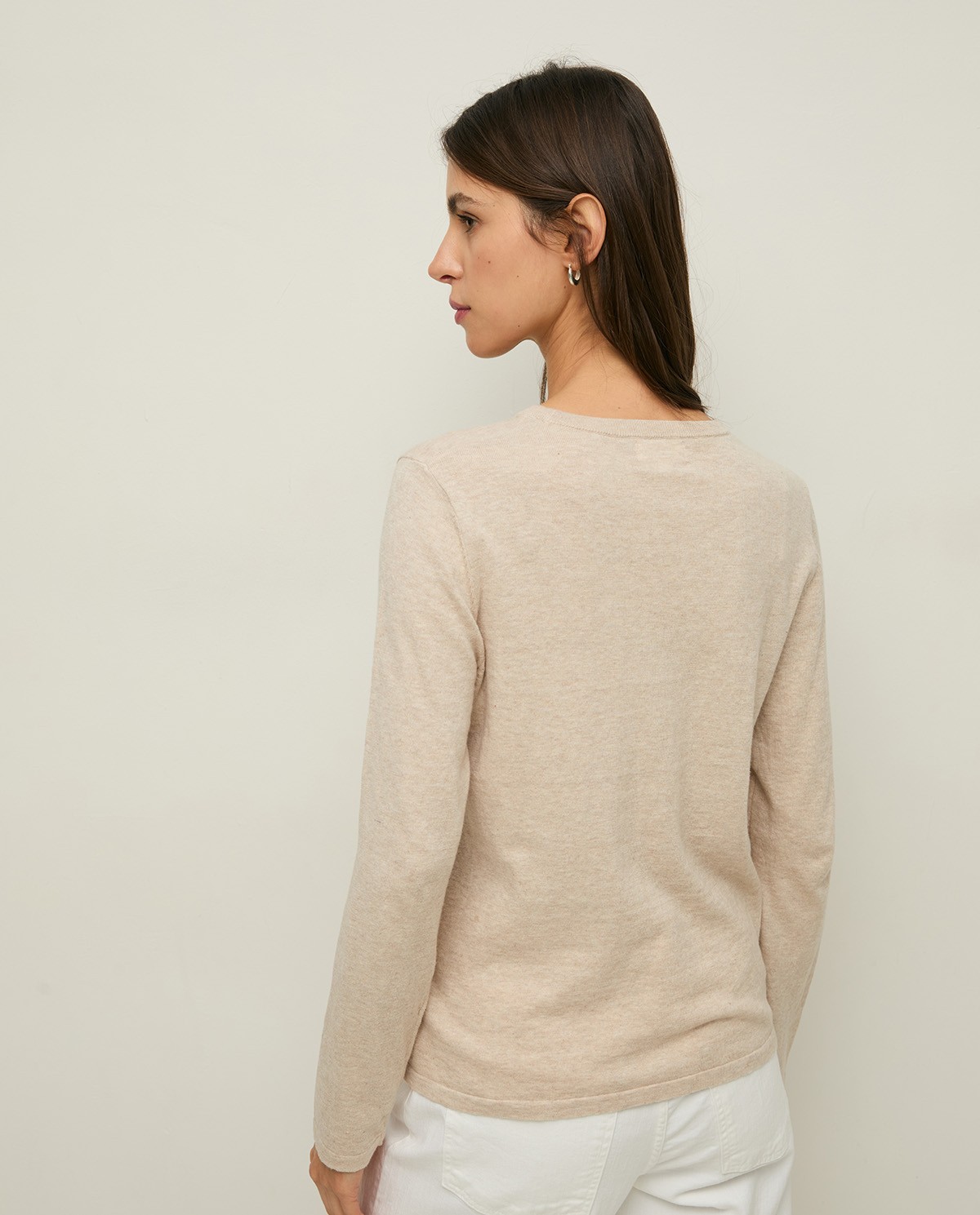 Jersey punto fino cuello redondo en color beige, vista frontal con detalle del tejido 4