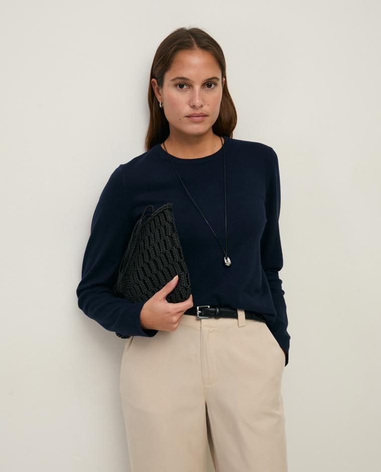 Jersey punto fino cuello redondo en color azul oscuro, vista frontal con detalle del tejido