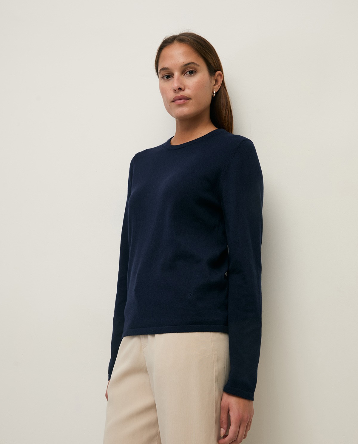 Jersey punto fino cuello redondo en color azul oscuro, vista frontal con detalle del tejido 1