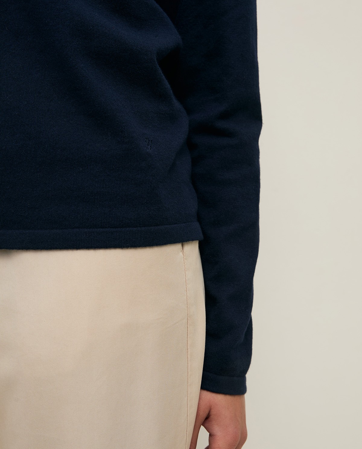 Jersey punto fino cuello redondo en color azul oscuro, vista frontal con detalle del tejido 3