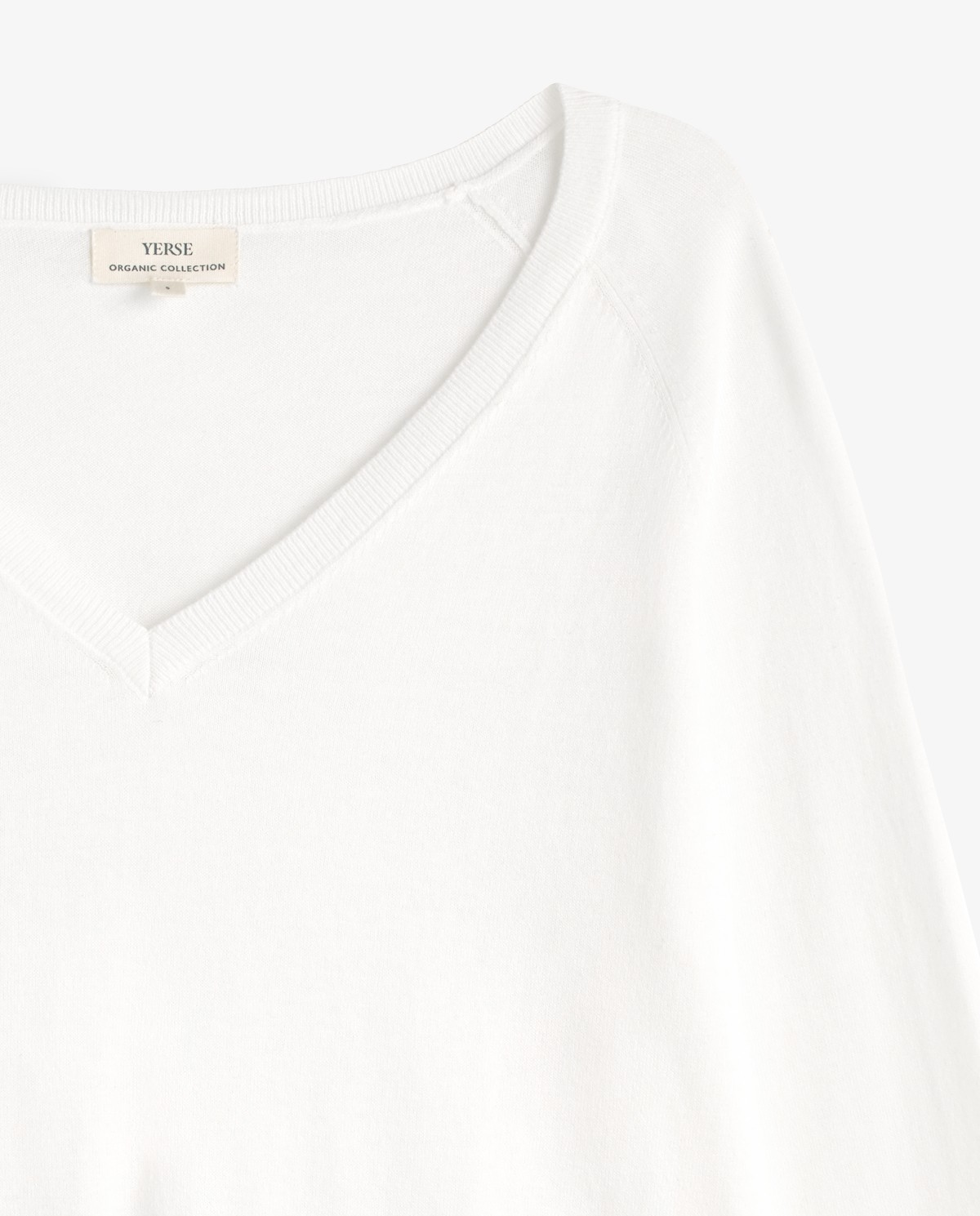 Jersey punto fino cuello pico en color blanco, vista frontal con detalle del tejido 10