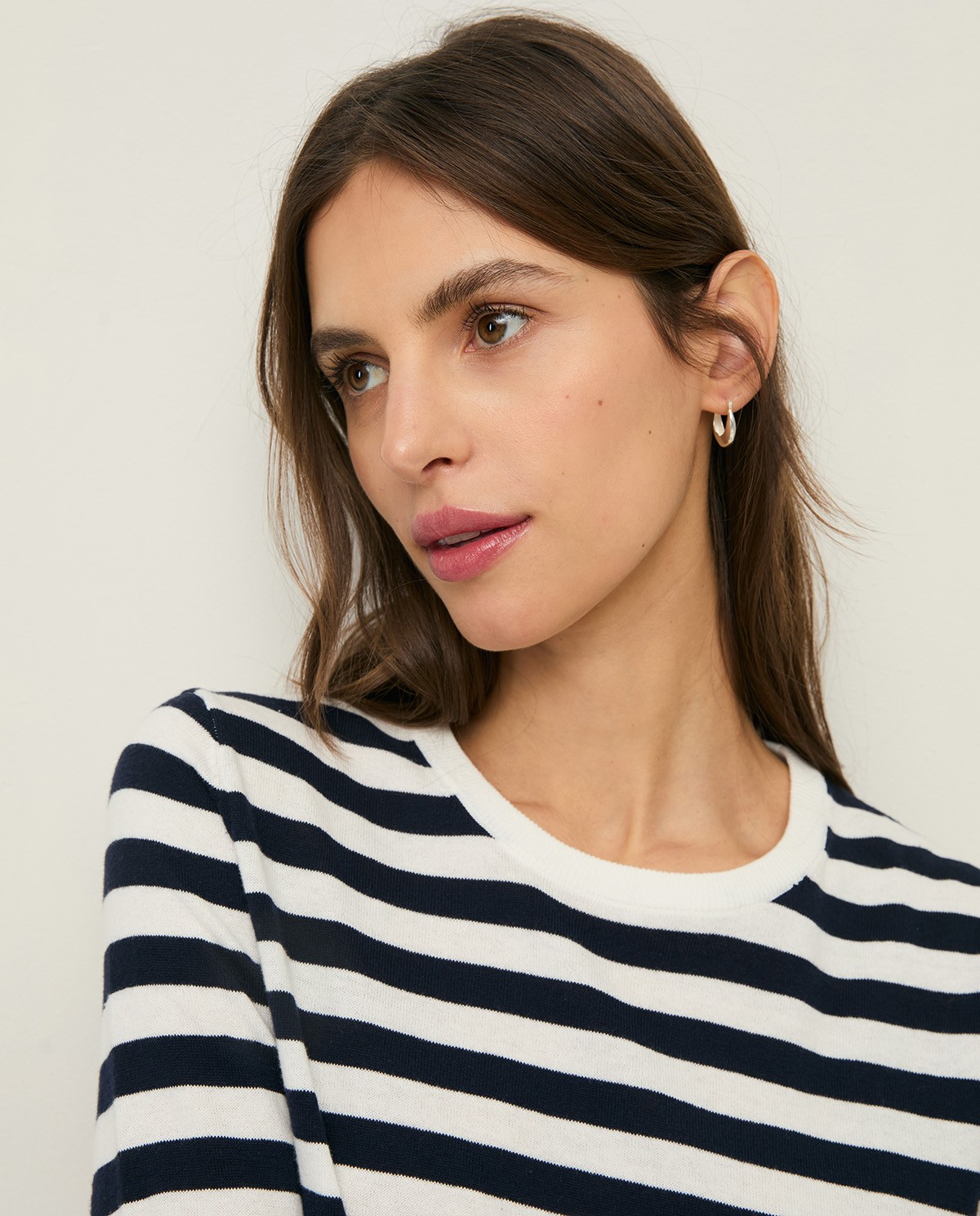 Jersey algodón estampado rayas en color azul oscuro, vista frontal con detalle del tejido 2