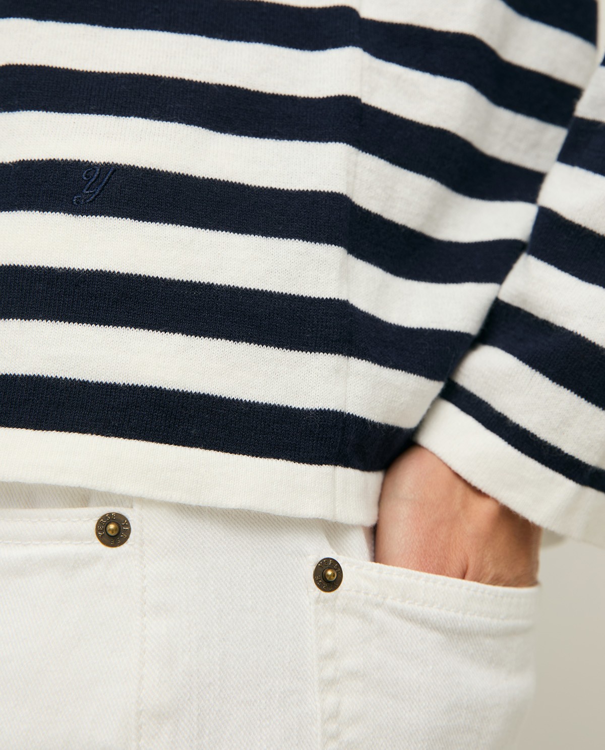 Jersey algodón estampado rayas en color azul oscuro, vista frontal con detalle del tejido 5