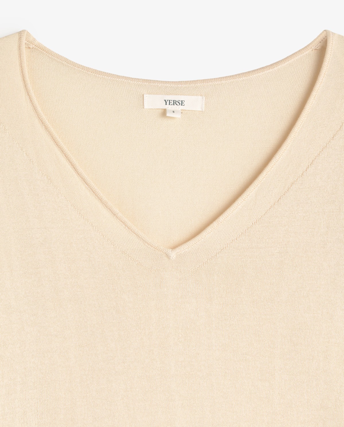 Jersey manga corta cuello pico en color natural, vista frontal con detalle del tejido 6