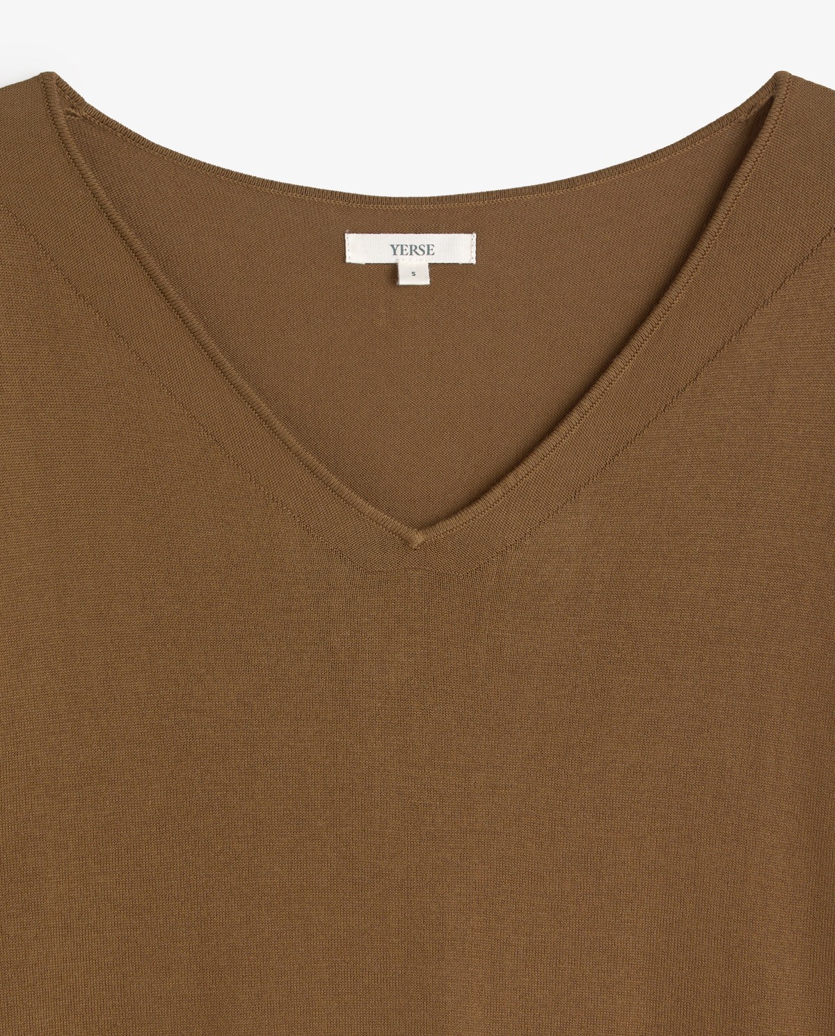 Jersey manga corta cuello pico en color caqui, vista frontal con detalle del tejido 7