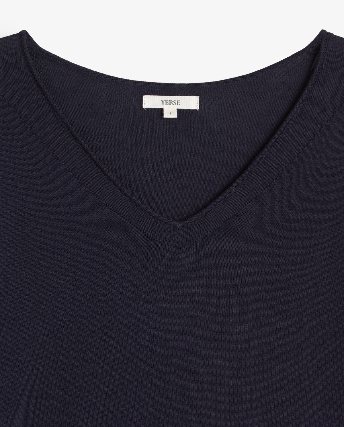 Jersey manga corta cuello pico en color azul oscuro, vista frontal con detalle del tejido 8