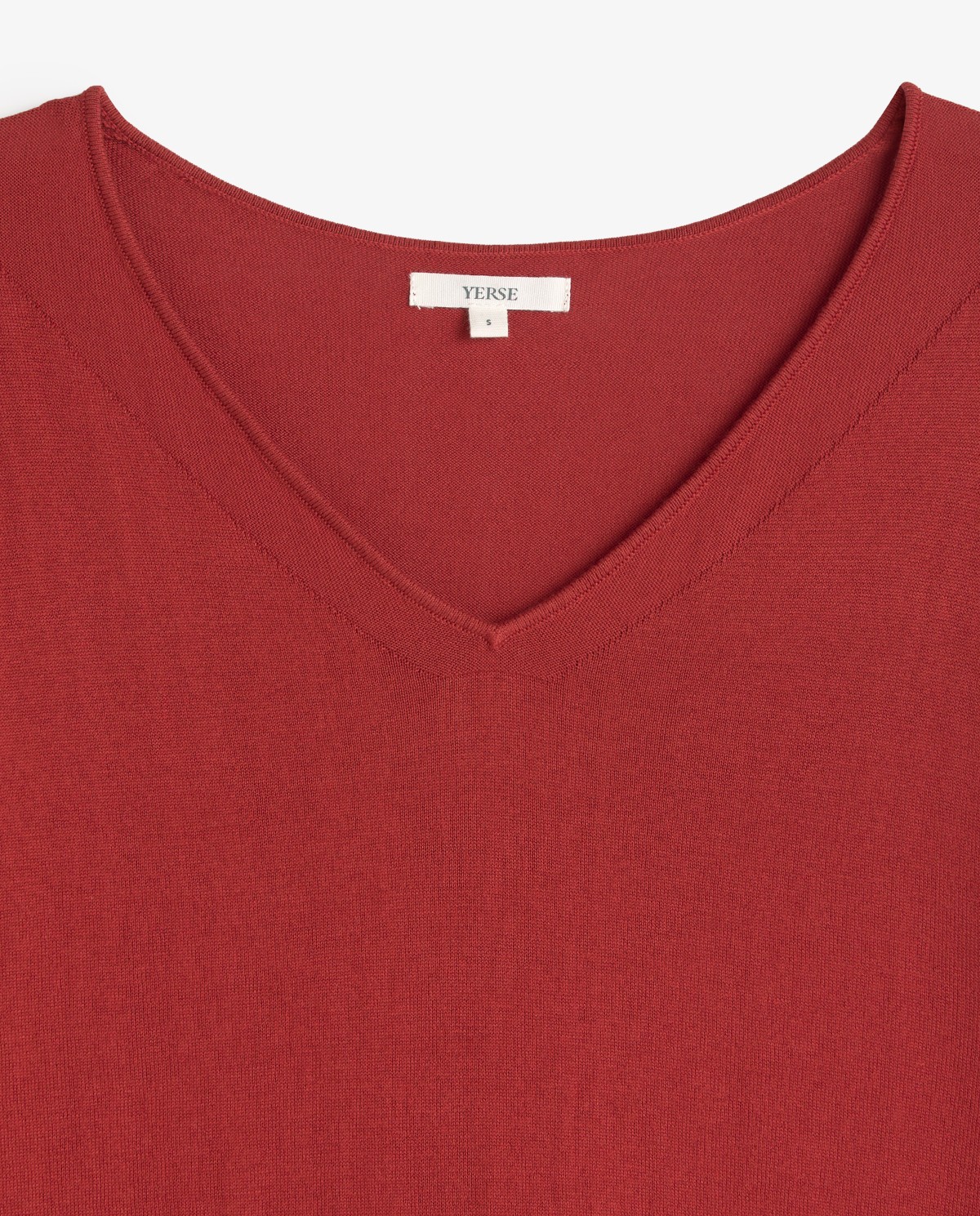 Jersey manga corta cuello pico en color Terracota, vista frontal con detalle del tejido 8