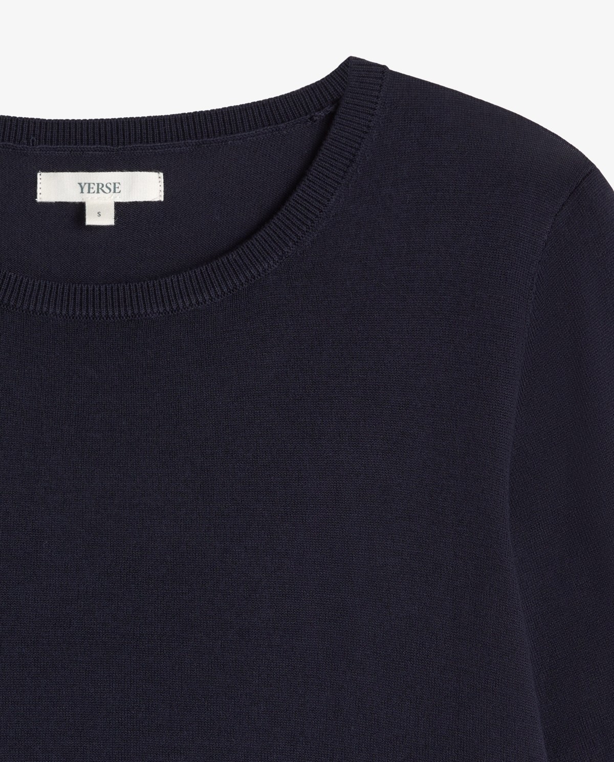 Jersey manga corta cuello redondo en color azul oscuro, vista frontal con detalle del tejido 7