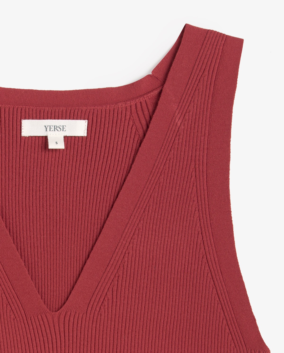 Top tirantes canalé en color frambuesa, vista frontal con detalle del tejido 7