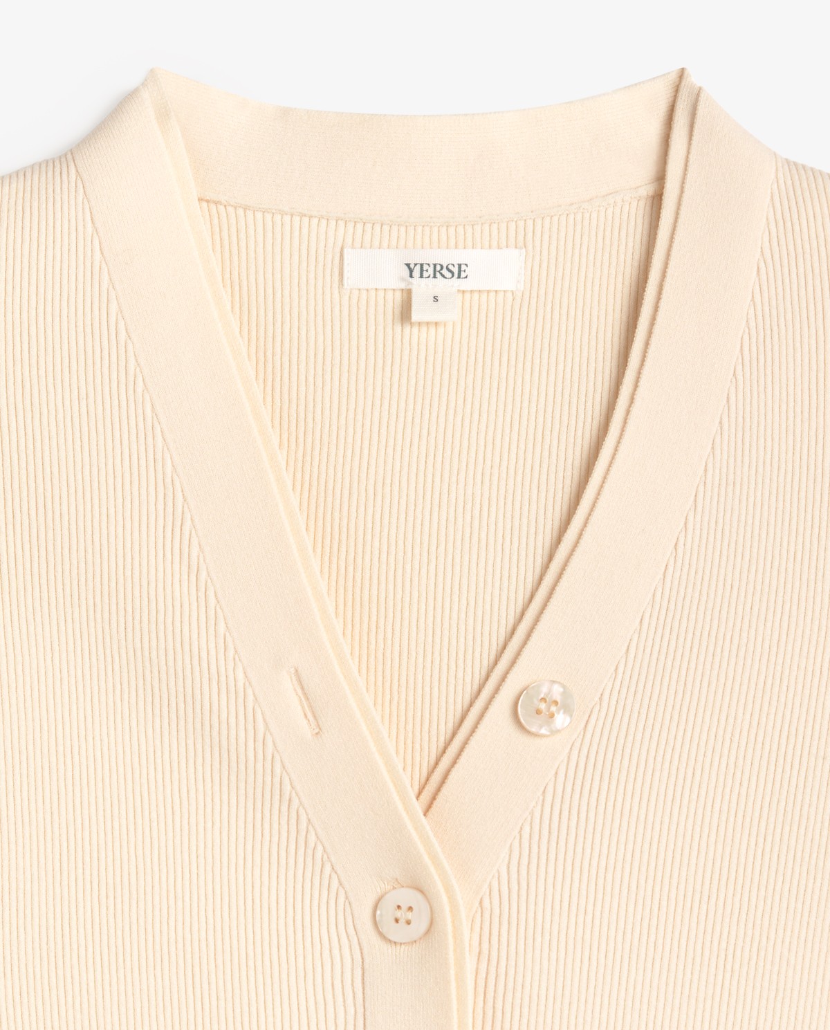 Top canalé sin mangas detalle botones en color crudo, vista frontal con detalle del tejido 6