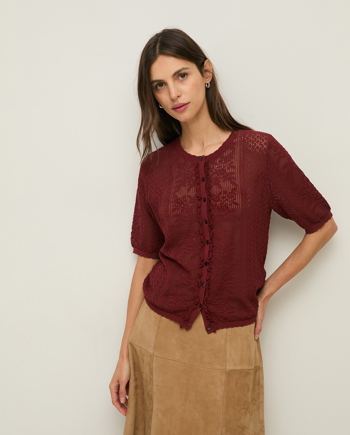 Cárdigan manga corta calado en color frambuesa, vista frontal con detalle del tejido