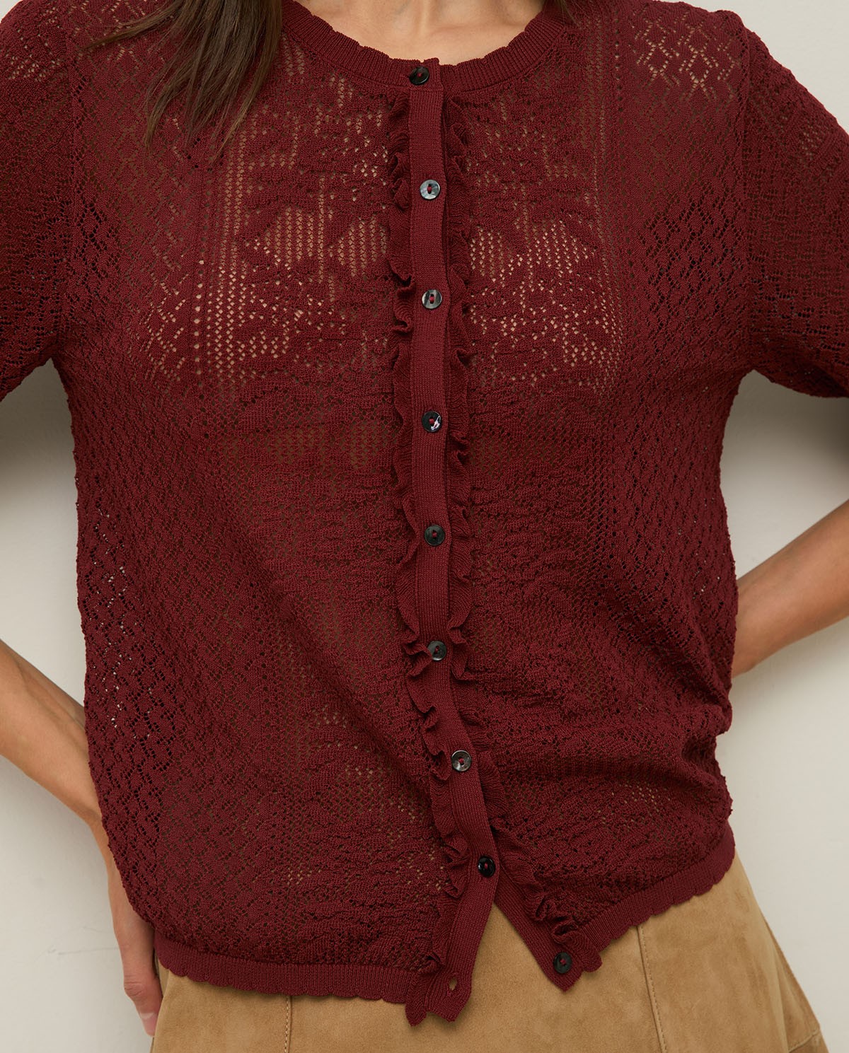 Cárdigan manga corta calado en color frambuesa, vista frontal con detalle del tejido 1