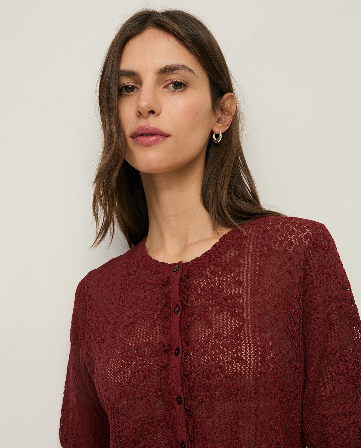 Cárdigan manga corta calado en color frambuesa, vista frontal con detalle del tejido 2