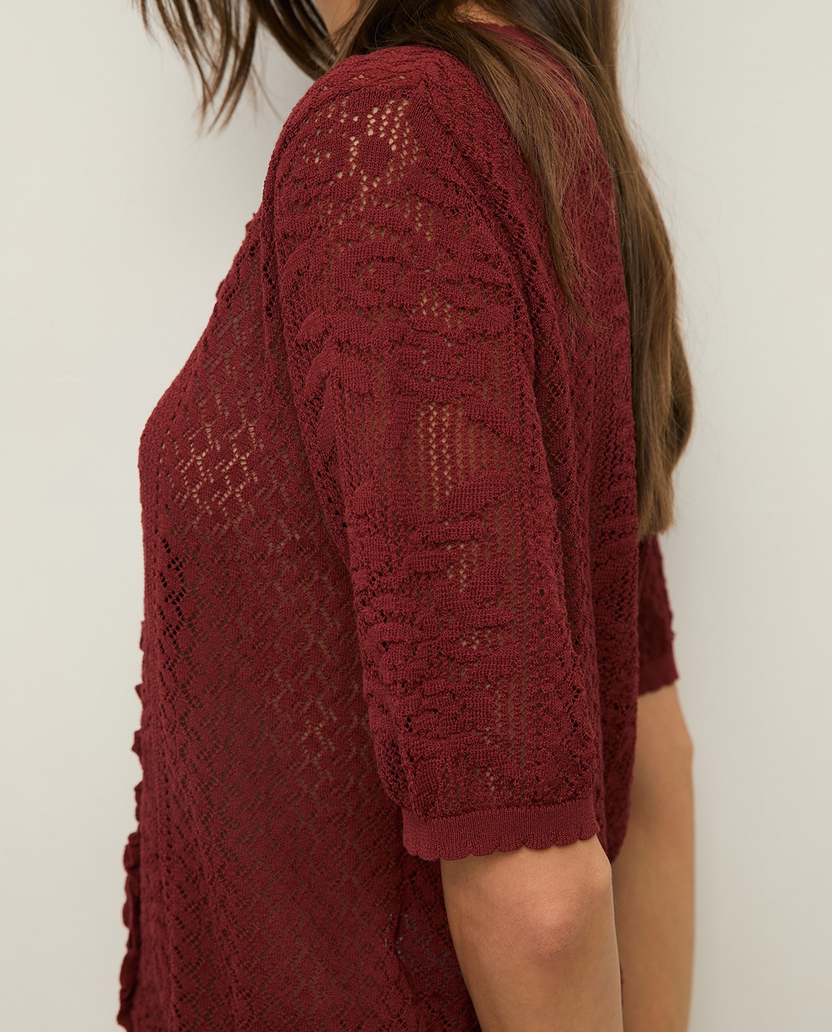 Cárdigan manga corta calado en color frambuesa, vista frontal con detalle del tejido 3