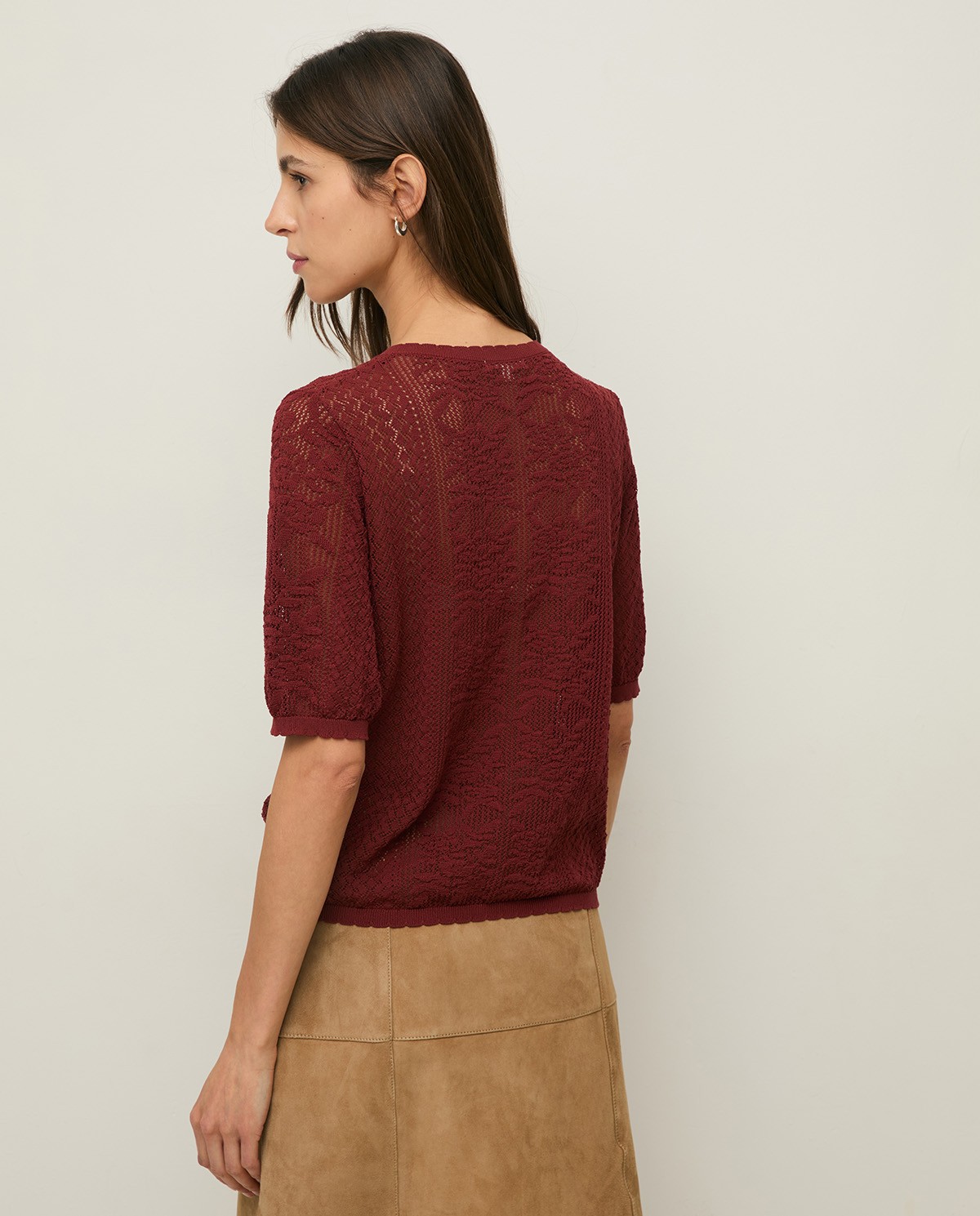Cárdigan manga corta calado en color frambuesa, vista frontal con detalle del tejido 4