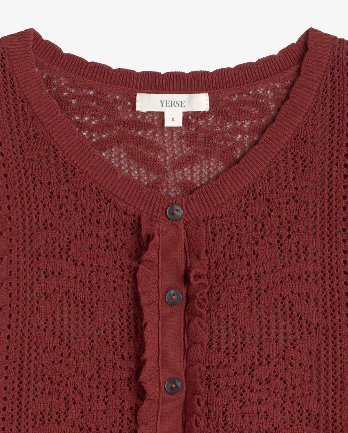 Cárdigan manga corta calado en color frambuesa, vista frontal con detalle del tejido 9
