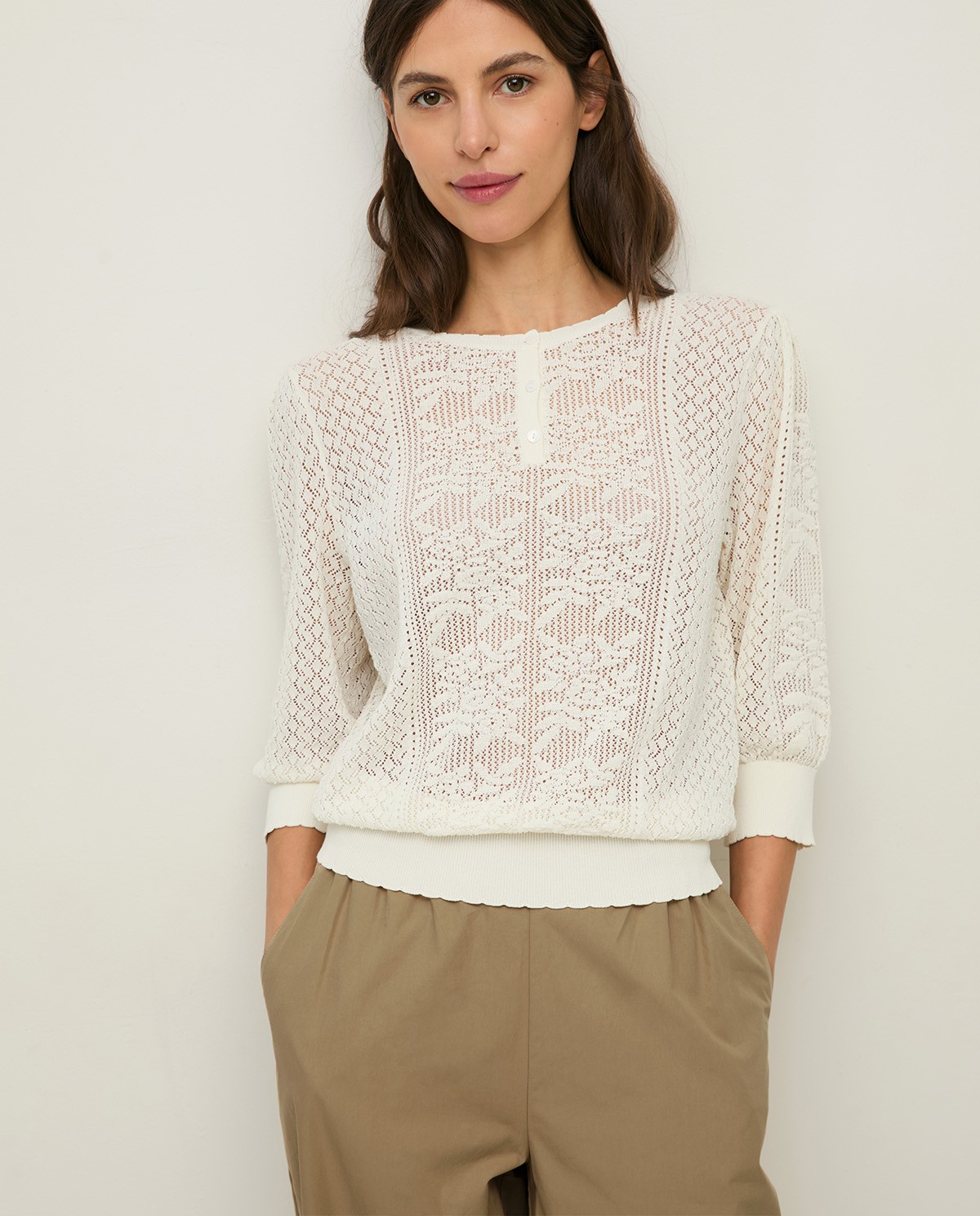 Jersey calado manga corta abullonada en color blanco, vista frontal con detalle del tejido