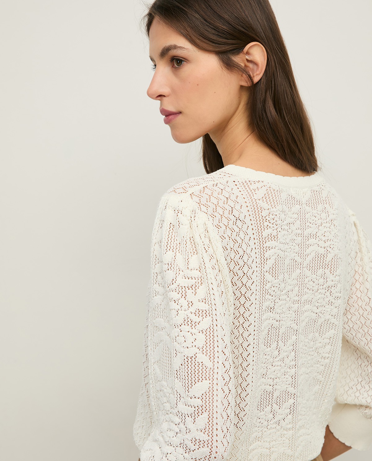 Jersey calado manga corta abullonada en color blanco, vista frontal con detalle del tejido 2