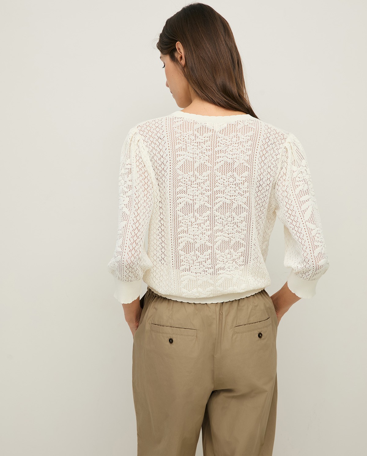 Jersey calado manga corta abullonada en color blanco, vista frontal con detalle del tejido 3