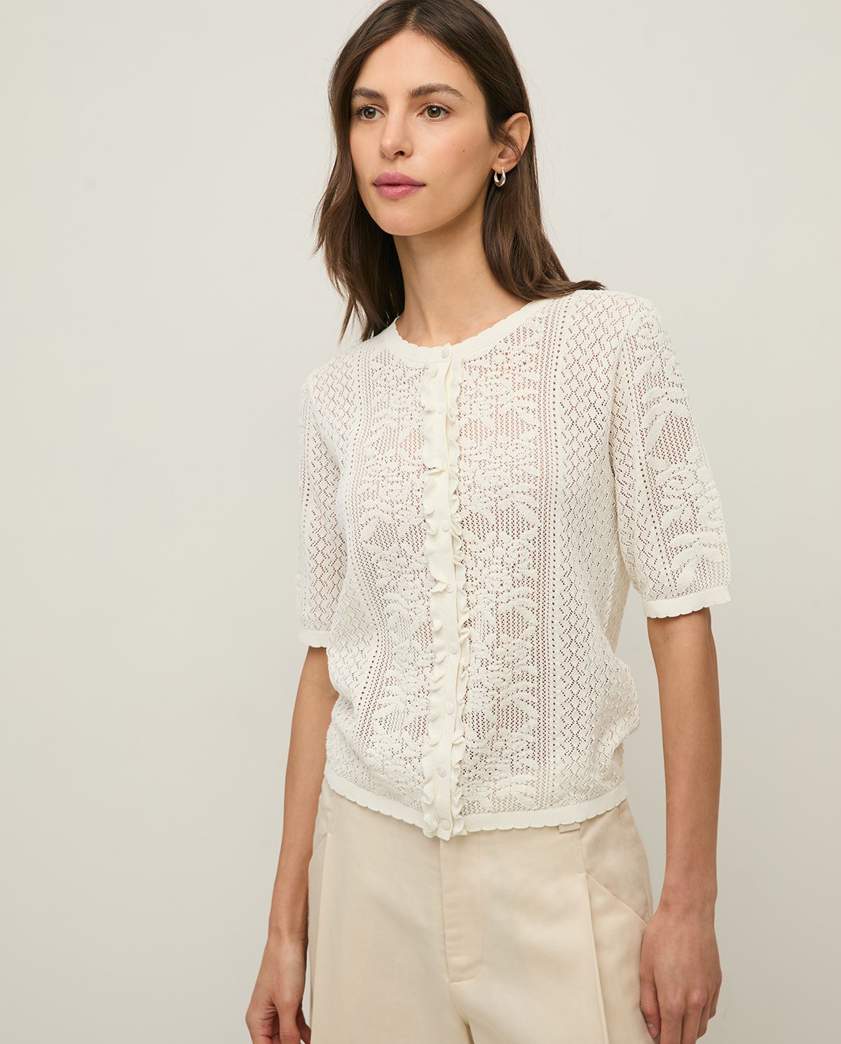 Jersey calado manga corta abullonada en color blanco, vista frontal con detalle del tejido 1