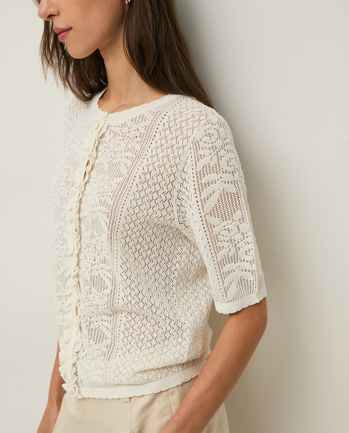Jersey calado manga corta abullonada en color blanco, vista frontal con detalle del tejido 2