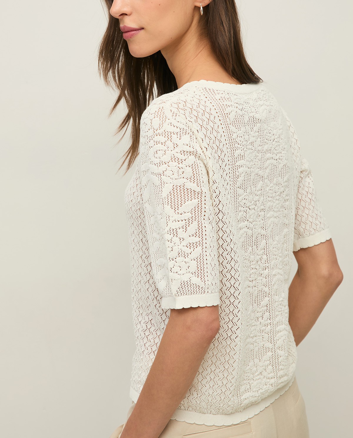 Jersey calado manga corta abullonada en color blanco, vista frontal con detalle del tejido 4