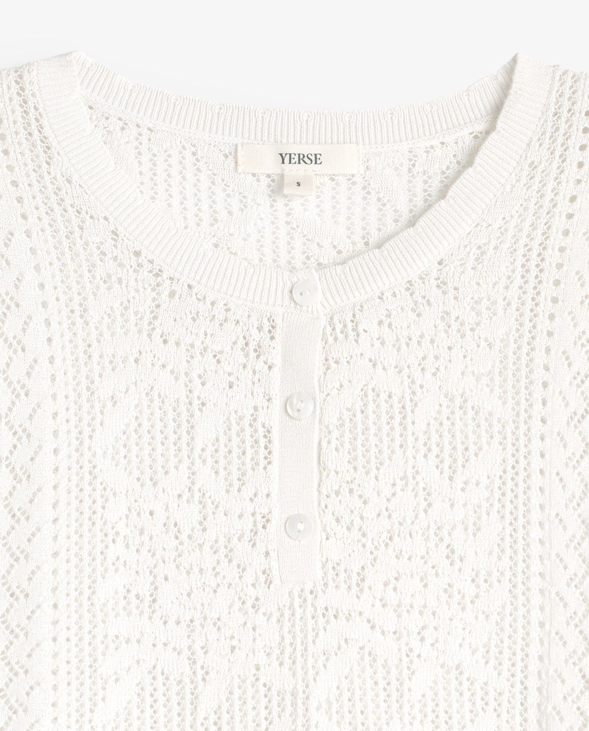 Jersey calado manga corta abullonada en color blanco, vista frontal con detalle del tejido 7