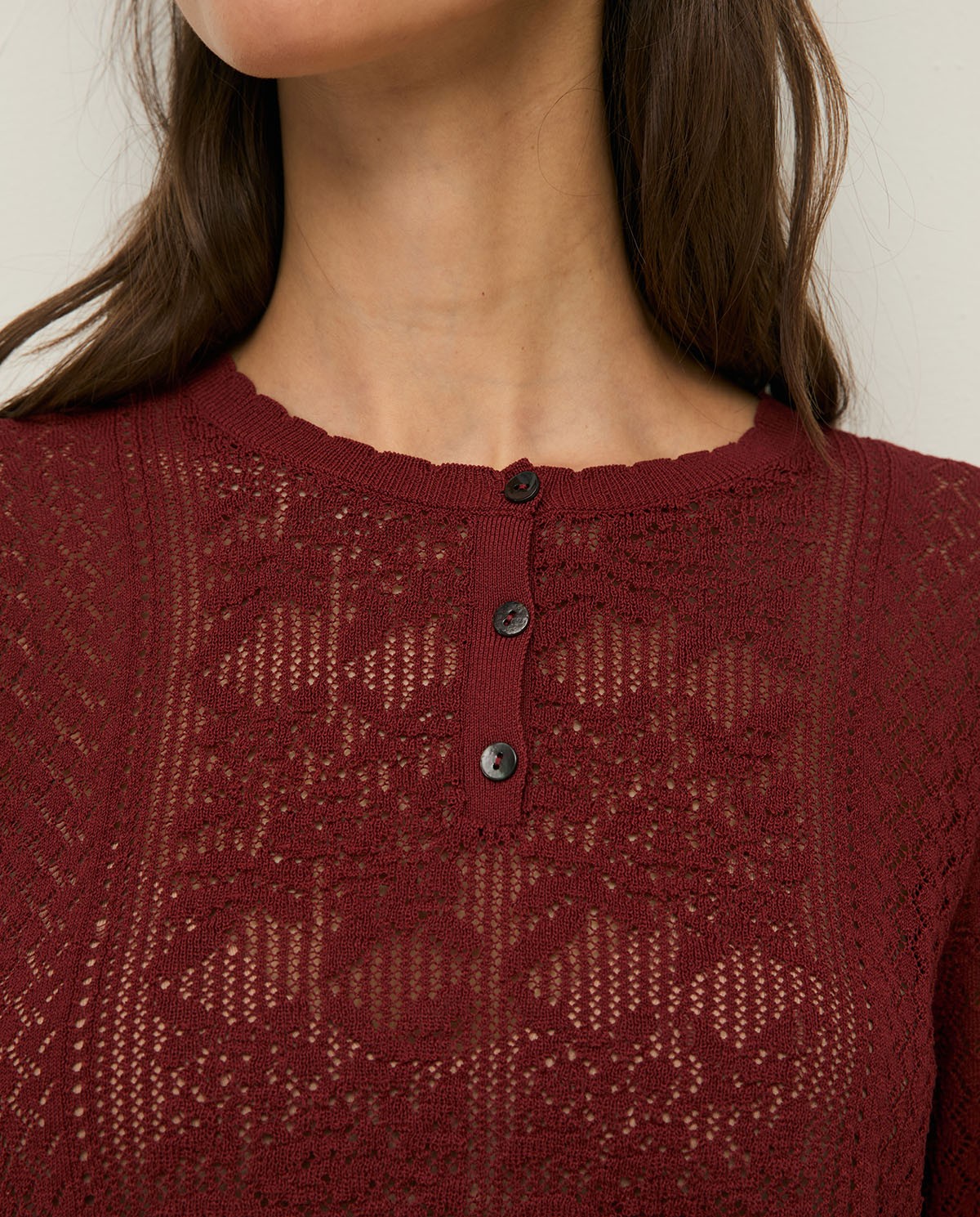 Jersey calado manga corta abullonada en color frambuesa, vista frontal con detalle del tejido 6