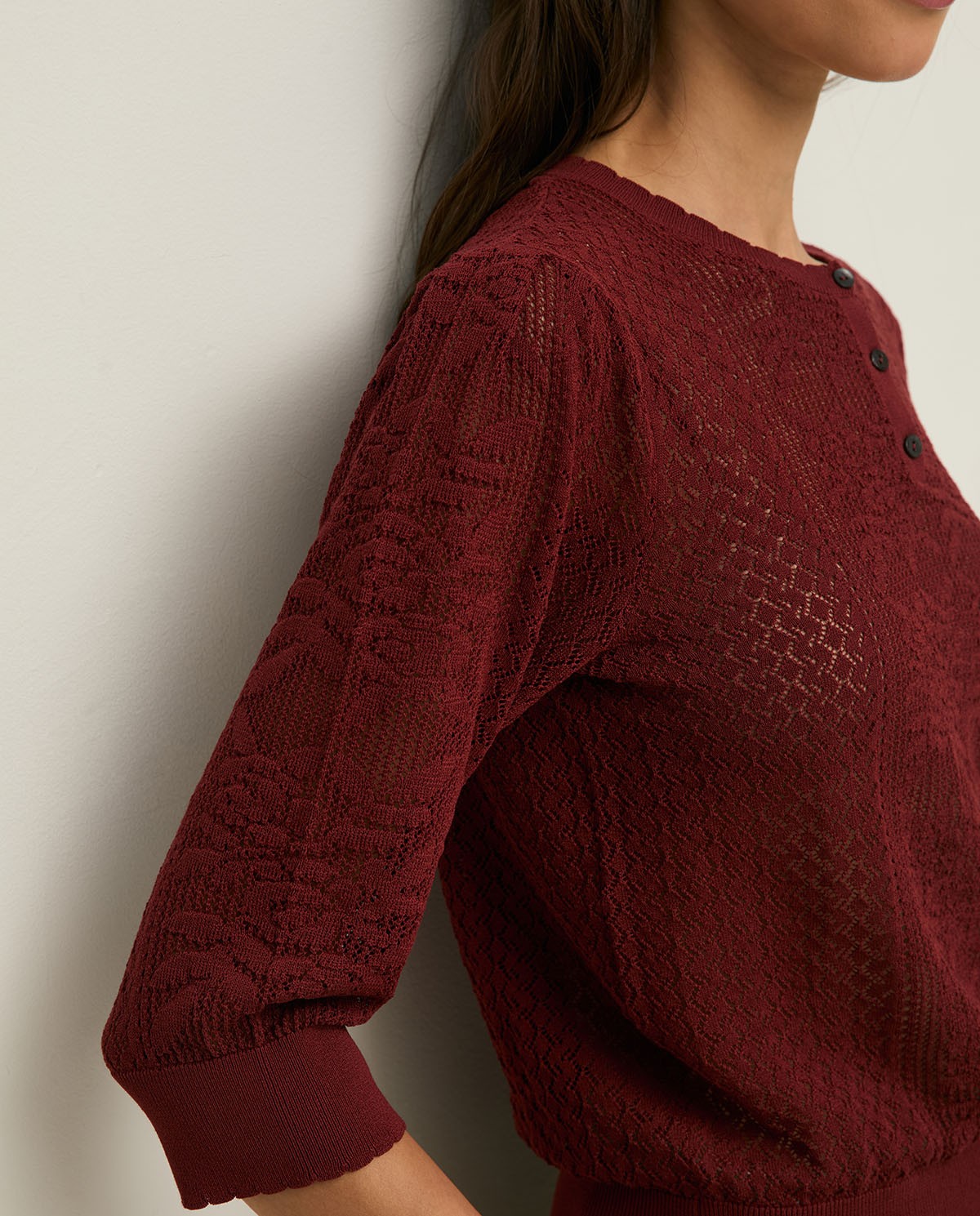 Jersey calado manga corta abullonada en color frambuesa, vista frontal con detalle del tejido 7