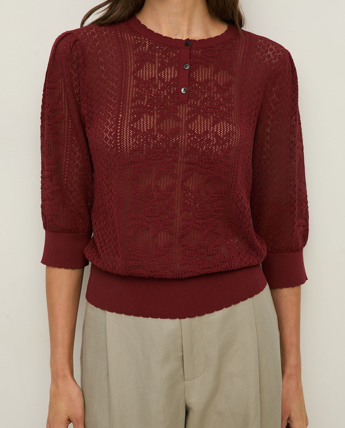 Jersey calado manga corta abullonada en color frambuesa, vista frontal con detalle del tejido 8