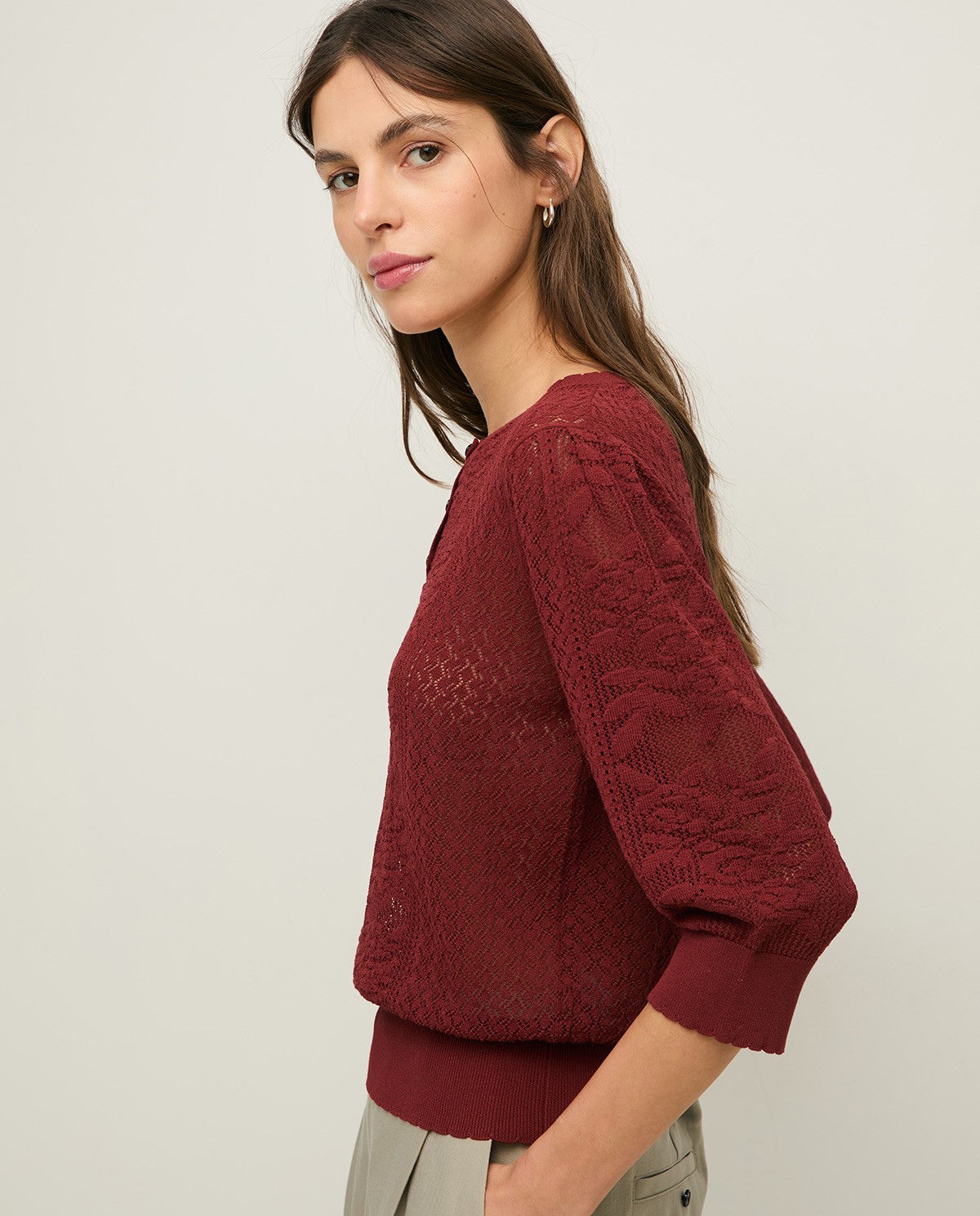 Jersey calado manga corta abullonada en color frambuesa, vista frontal con detalle del tejido 9