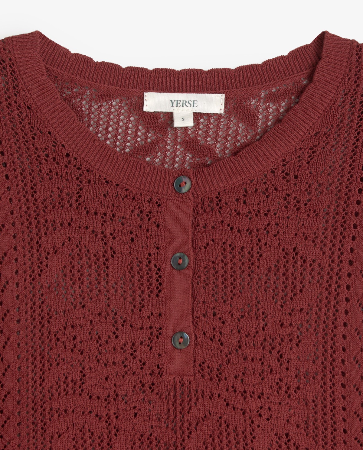 Jersey calado manga corta abullonada en color frambuesa, vista frontal con detalle del tejido 14