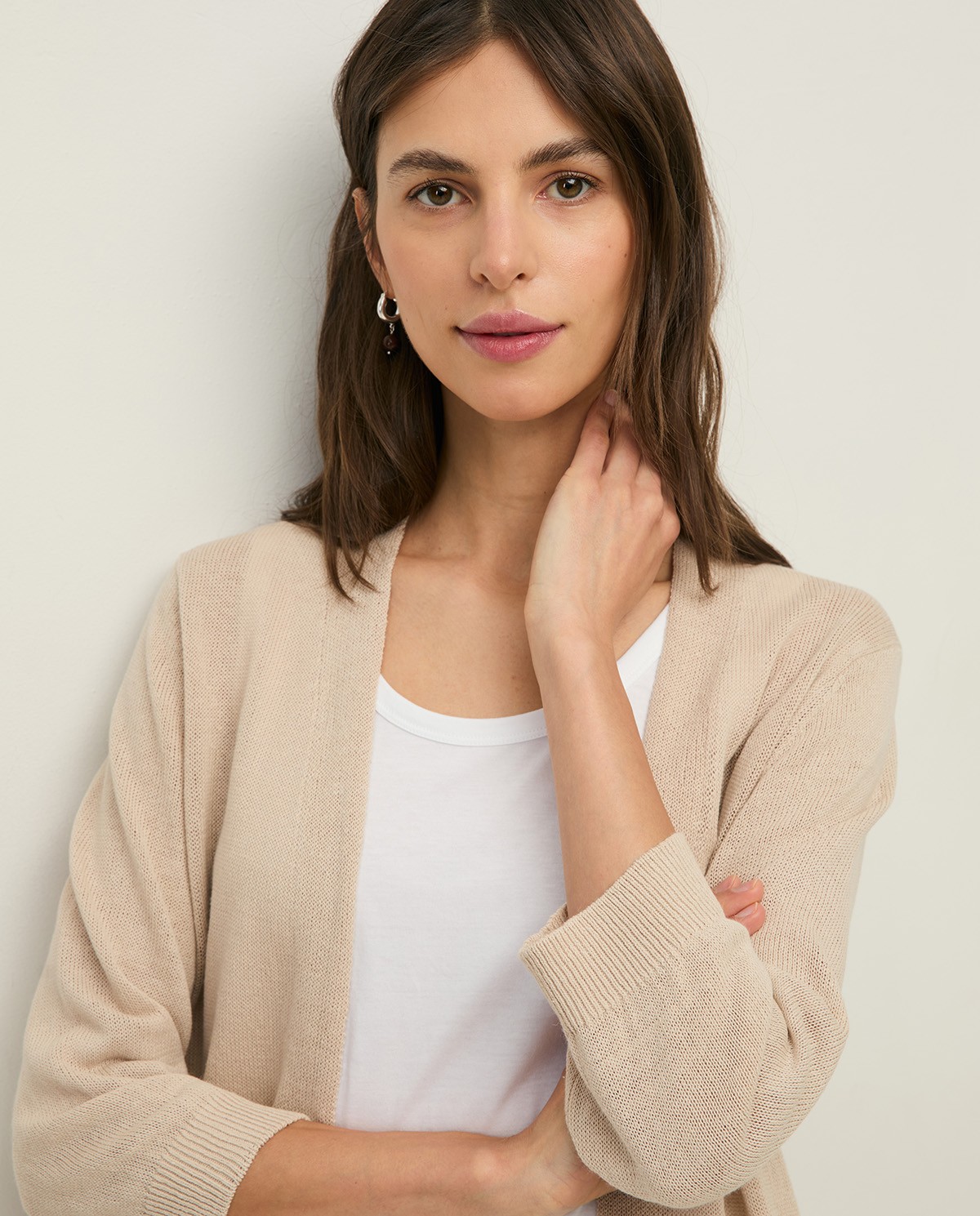 Cárdigan de lino manga francesa en color natural, vista frontal con detalle del tejido 1