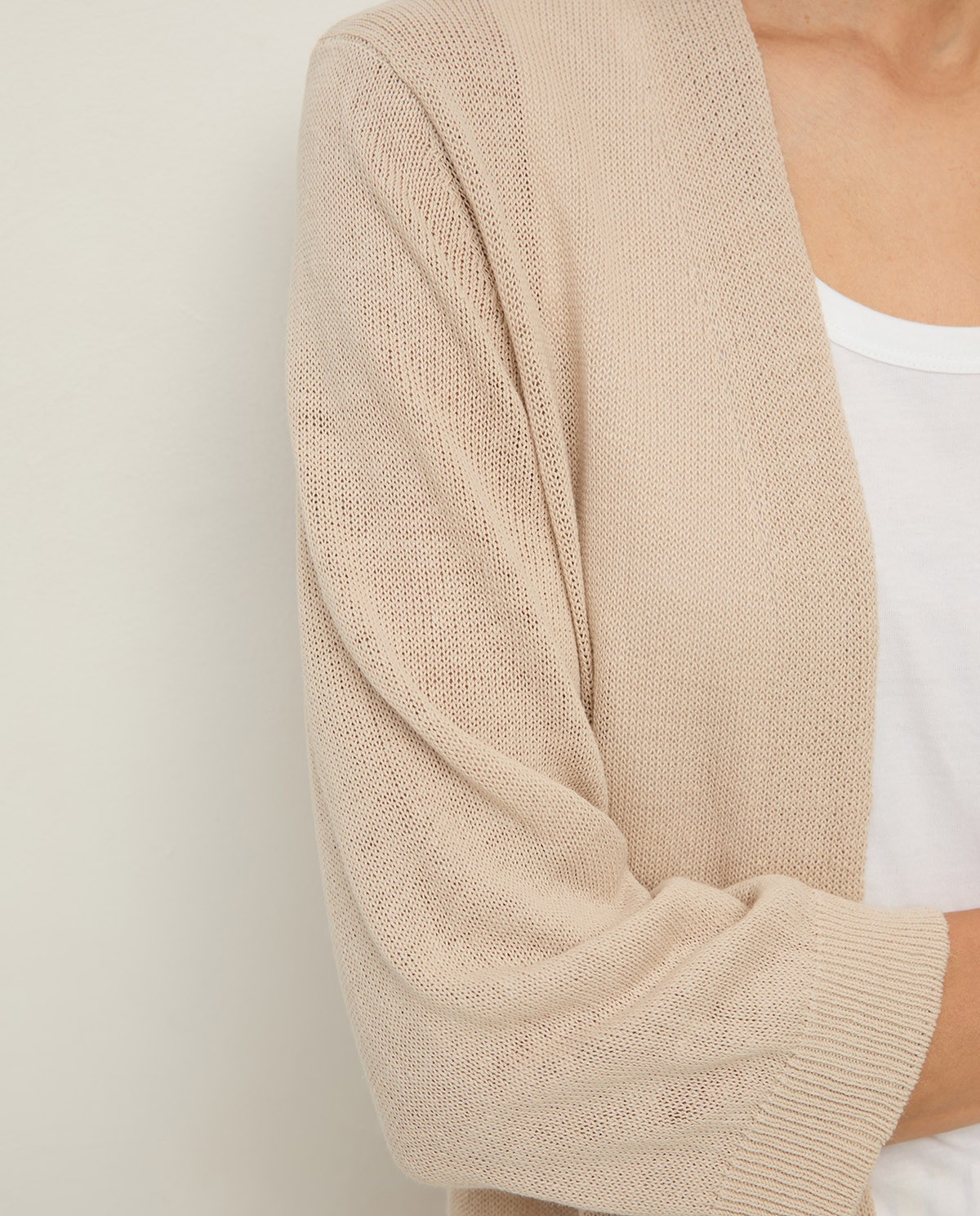 Cárdigan de lino manga francesa en color natural, vista frontal con detalle del tejido 4
