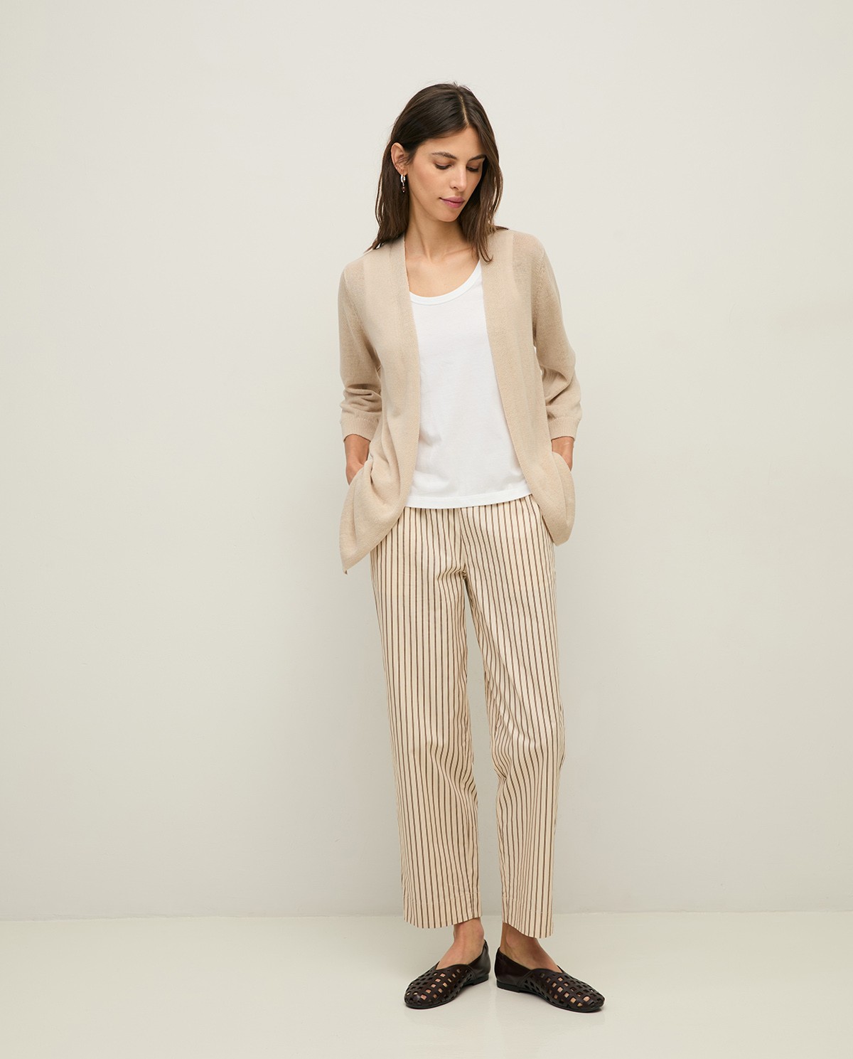 Cárdigan de lino manga francesa en color natural, vista frontal con detalle del tejido