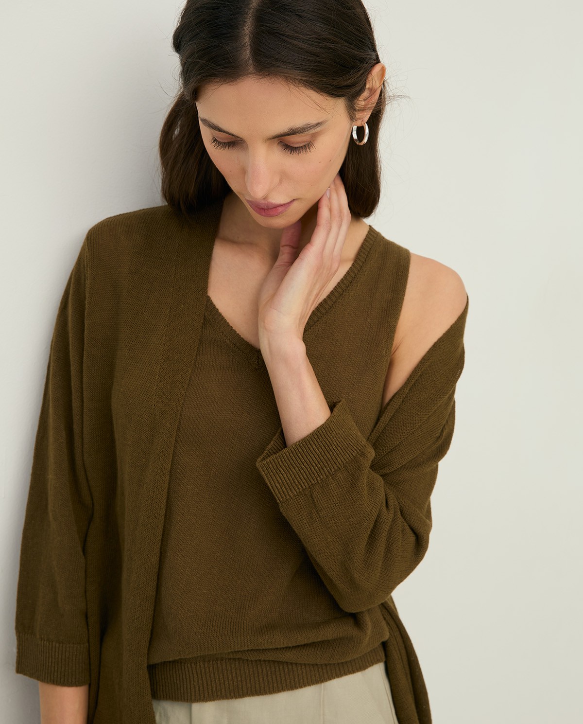 Cárdigan de lino manga francesa en color caqui, vista frontal con detalle del tejido 2