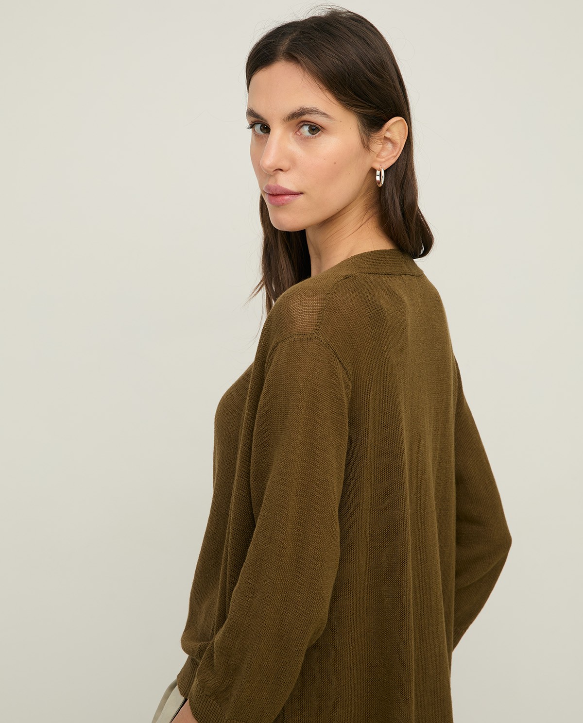 Cárdigan de lino manga francesa en color caqui, vista frontal con detalle del tejido 3