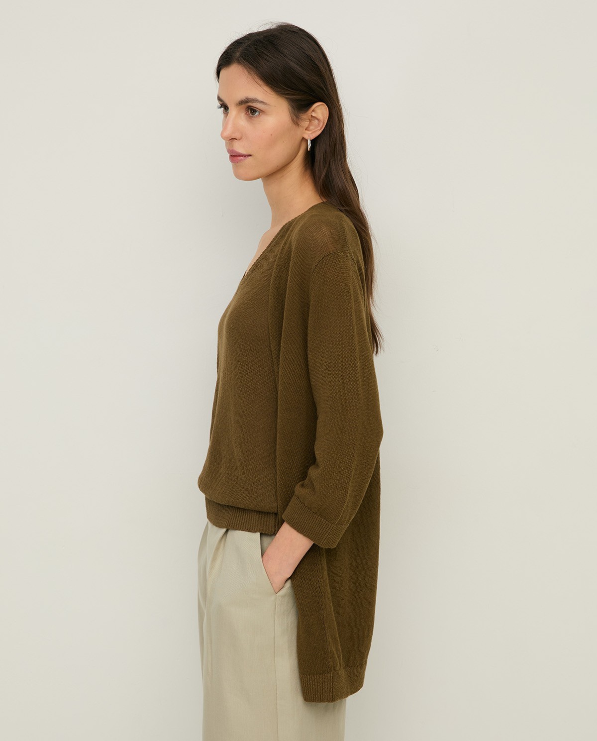 Cárdigan de lino manga francesa en color caqui, vista frontal con detalle del tejido 4