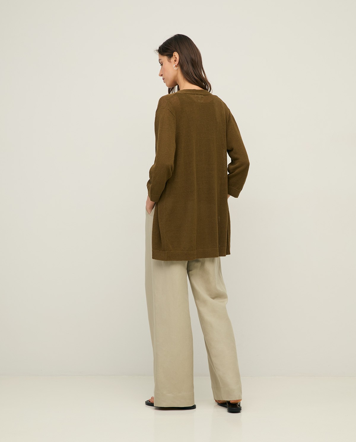 Cárdigan de lino manga francesa en color caqui, vista frontal con detalle del tejido 5