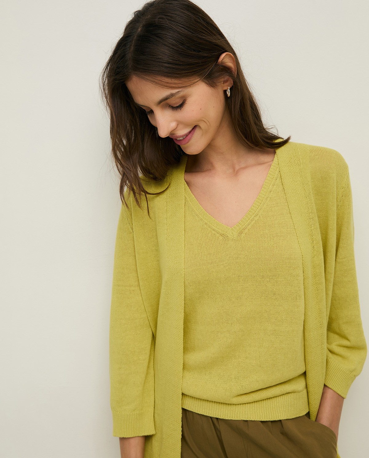 Cárdigan de lino manga francesa en color lima, vista frontal con detalle del tejido 1