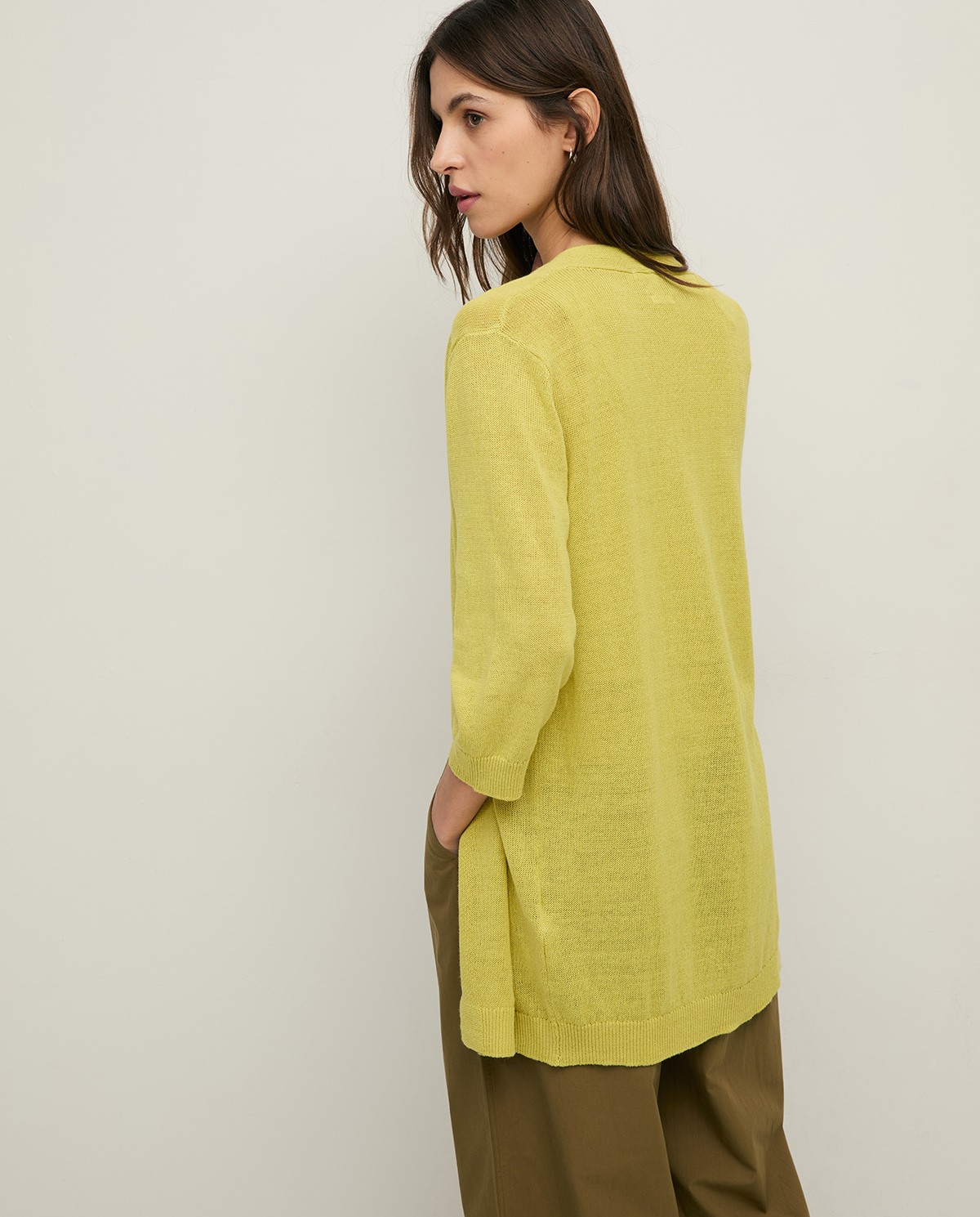 Cárdigan de lino manga francesa en color lima, vista frontal con detalle del tejido 3
