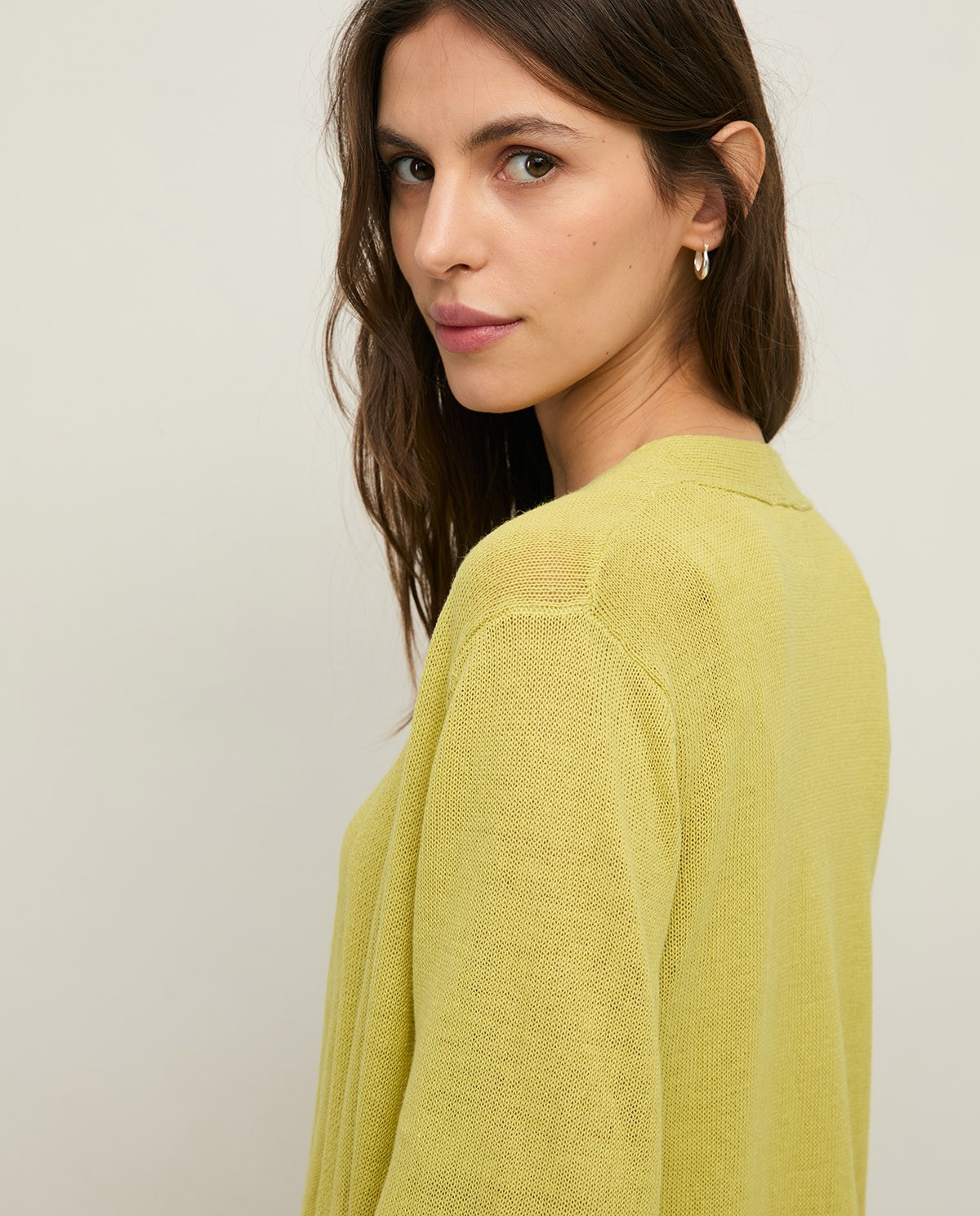 Cárdigan de lino manga francesa en color lima, vista frontal con detalle del tejido 4