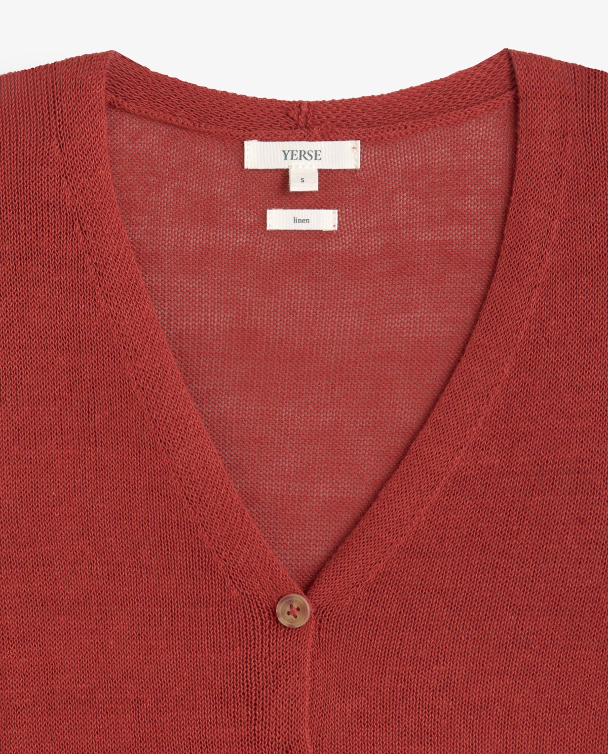 Chaleco de lino cuello pico en color terracota, vista frontal con detalle del tejido 5