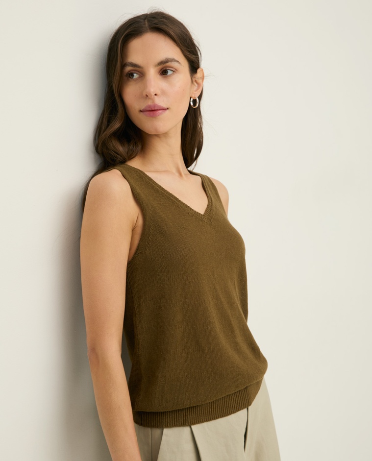 Top lino escote pico en color caqui, vista frontal con detalle del tejido
