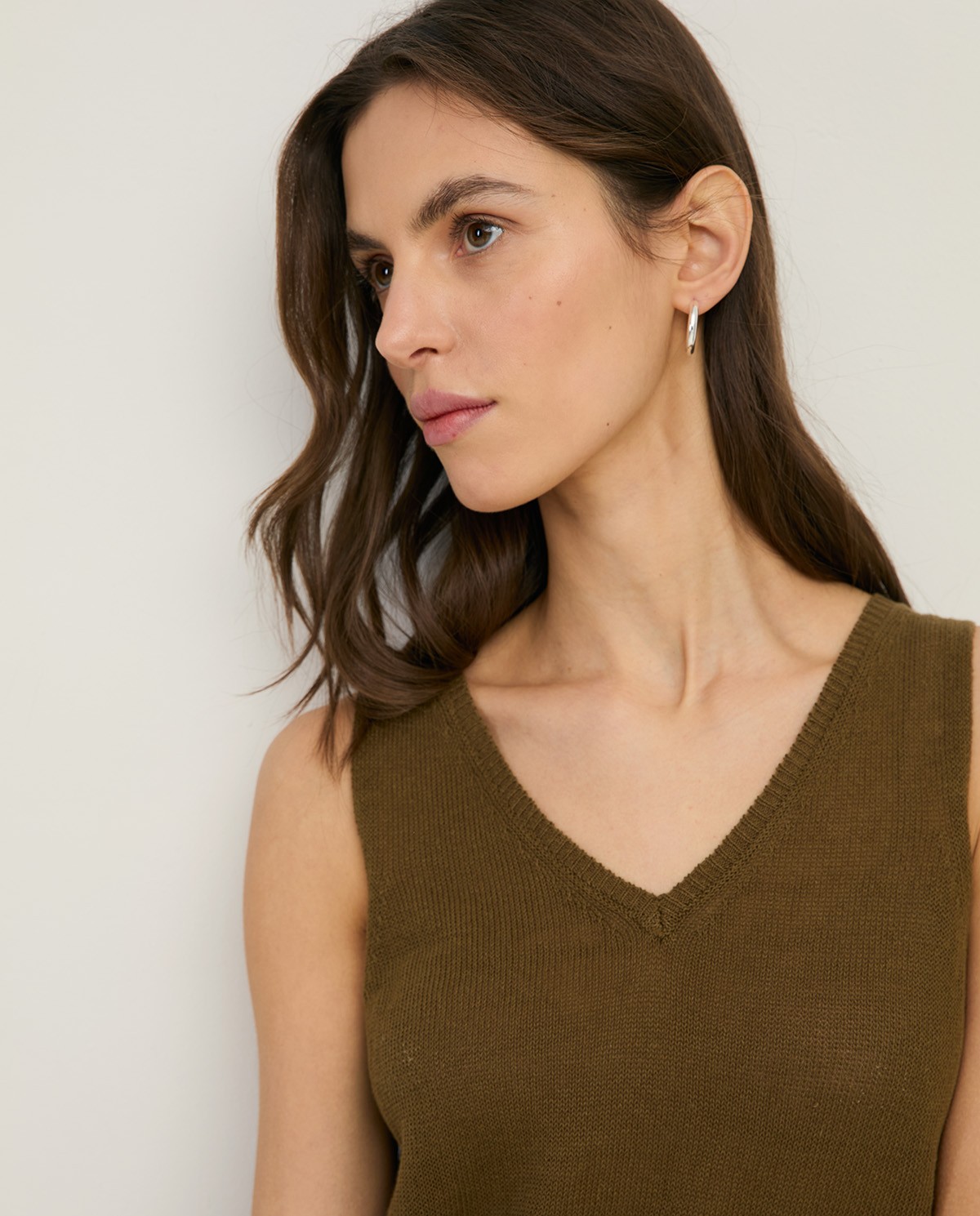 Top lino escote pico en color caqui, vista frontal con detalle del tejido 1