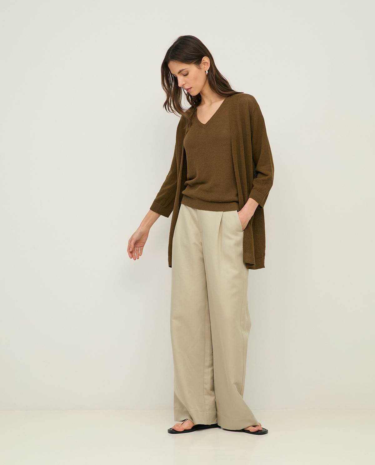 Top lino escote pico en color caqui, vista frontal con detalle del tejido 5