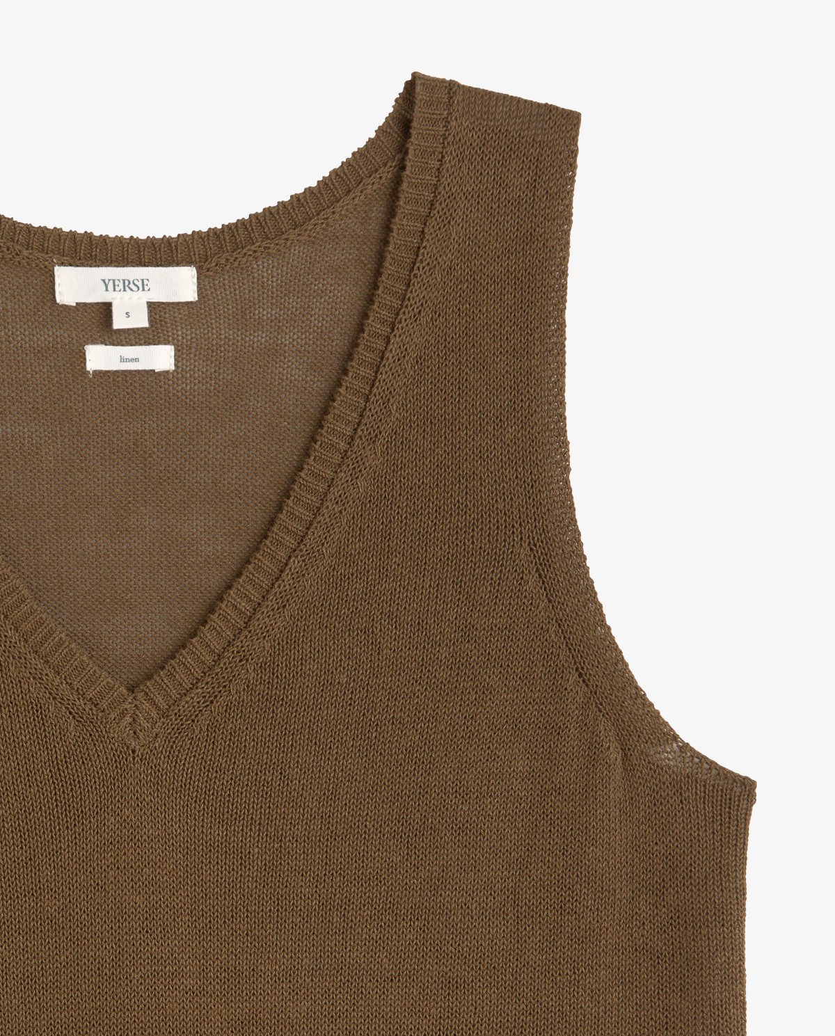 Top lino escote pico en color caqui, vista frontal con detalle del tejido 7