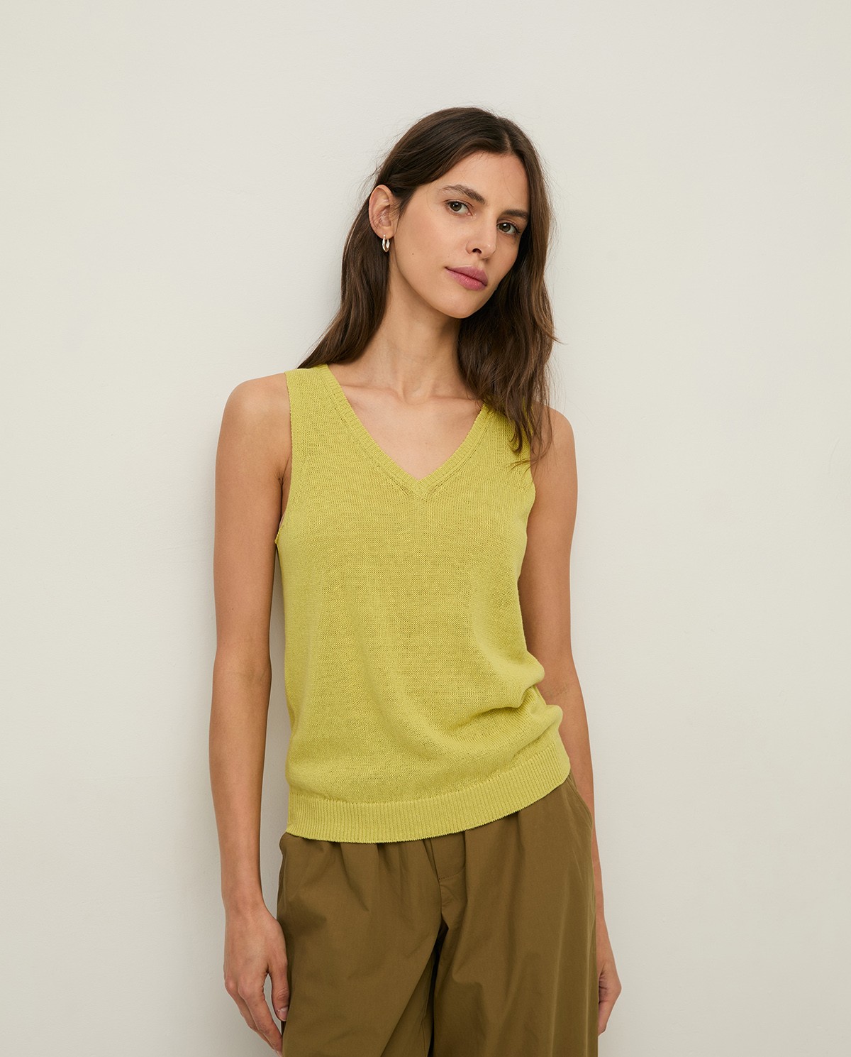 Top lino escote pico en color lima, vista frontal con detalle del tejido 1