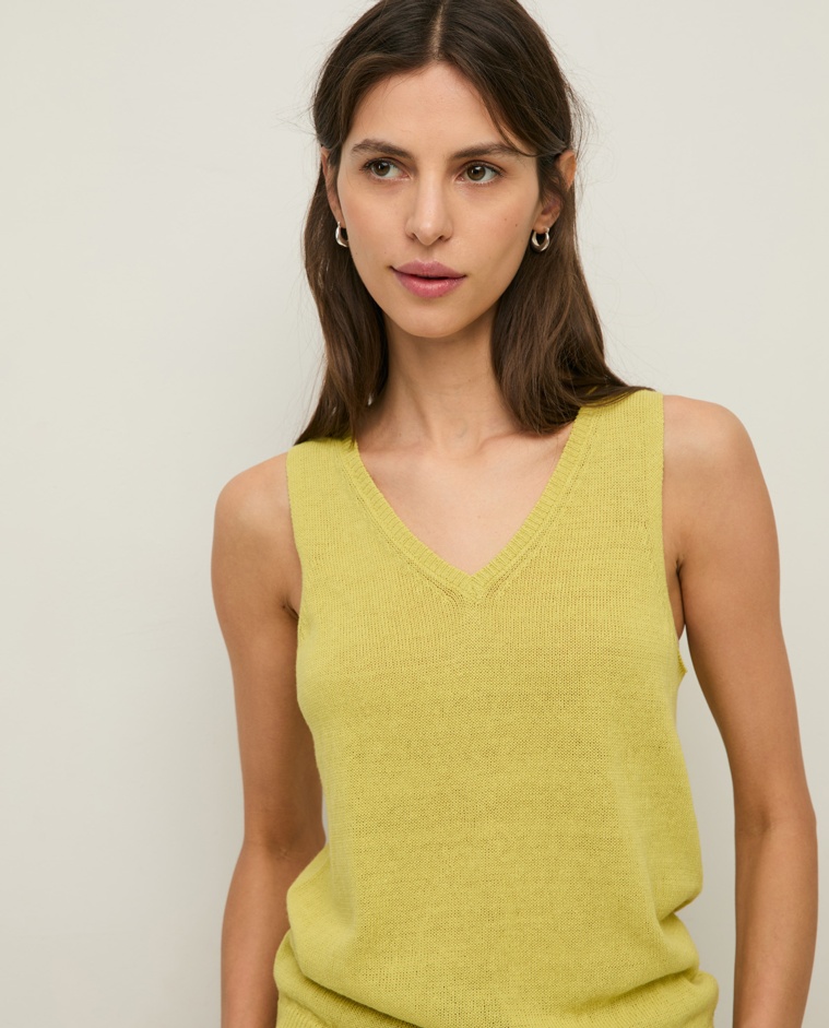 Top lino escote pico en color lima, vista frontal con detalle del tejido
